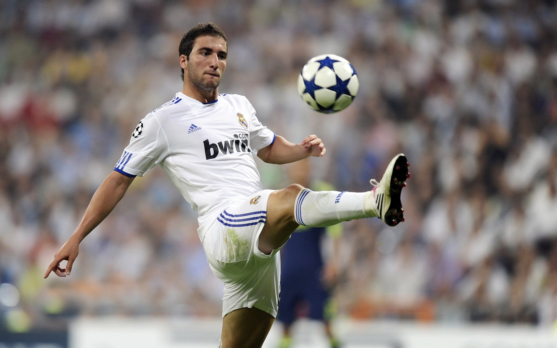 库兹马诺维奇在巴黎奥运会手球比赛中屡次扑救对方单刀球,库兹马出任首发